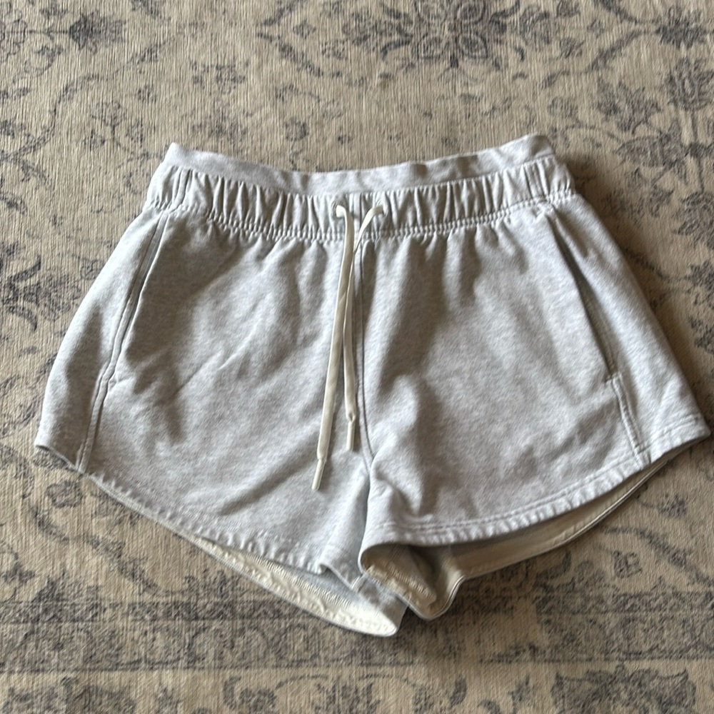 Lululemon Women’s Inner Glow 3” High Rise Short - size 6 - heathered core ultra